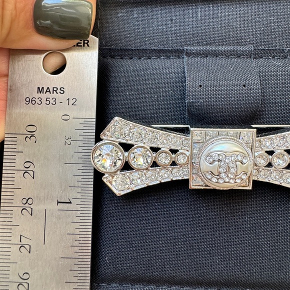 CHANEL 23S SILVER TONE BOW LARGE PEARL CC LOGO CRYSTAL CRYSTALS BROOCH PIN - Picture 13 of 13